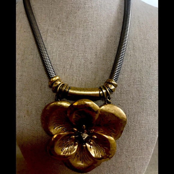 Stella & Dot bloom Gold flower necklace - Picture 6 of 8
